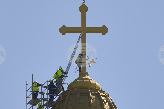 Десетки хиляди вярващи присъстваха в Букурещ на освещаването на стенописи в най-големия православен храм в света
