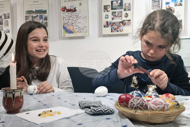 Пъстра изложба на великденски яйца показва традициите за украсата им у нас и в Европа