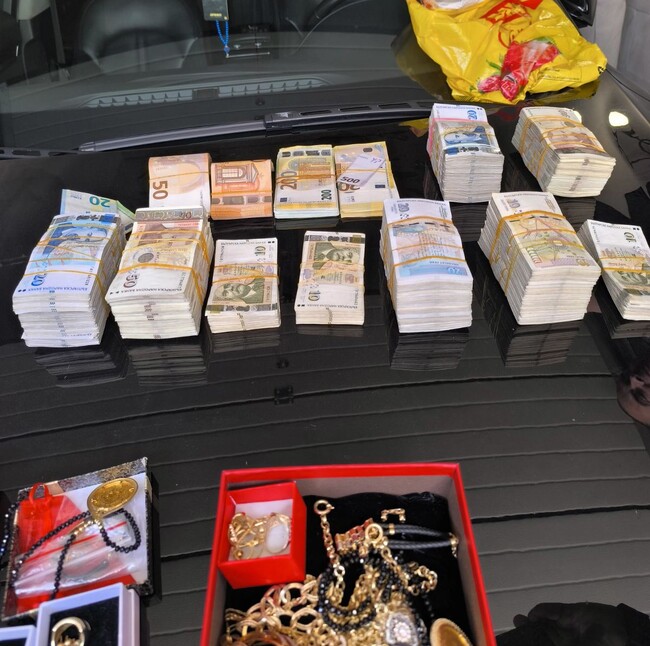 Близо половин милион лева в пари и бижута са иззети при полицейска операция, проведена в областите Разград, Шумен и Хасково