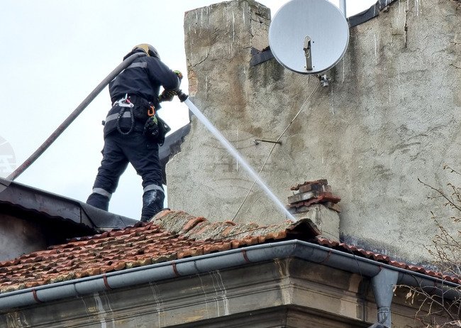 Общо 71 пожара са загасени през последното денонощие в страната, загинали са двама души и е пострадал един 