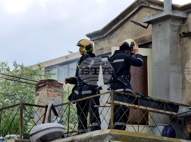 Пожар изпепели покрива на необитаема сграда в двора на болницата в Ловеч