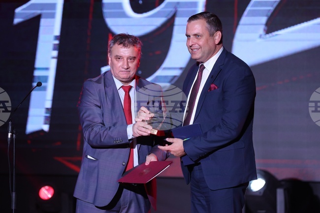 Ректорът на УНСС присъди специални награди за инвестиция в благоприятни условия за бизнеса на церемонията "Администрация на годината" 