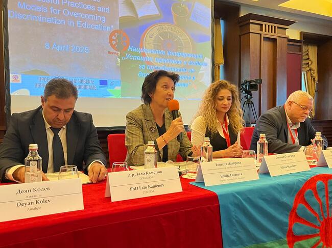 Заместник-министърът на образованието Емилия Лазарова приветства млади ромски учители