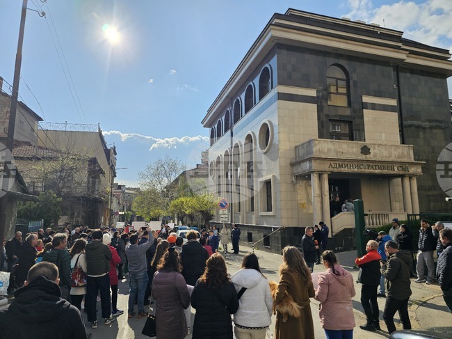 Бадминтонисти от Русе излязоха на протест, за да не останат без зала