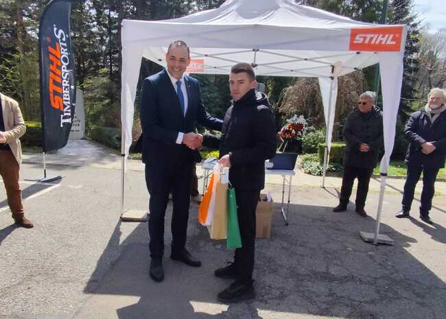 Заместник-министър Тошев връчи награда на победителя в състезанието по „Горски многобой“ в Лесотехническия университет