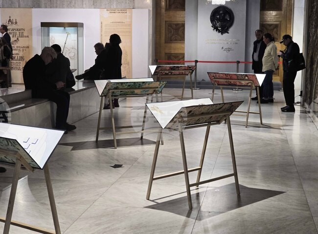 „През призмата на границите" - изложба 