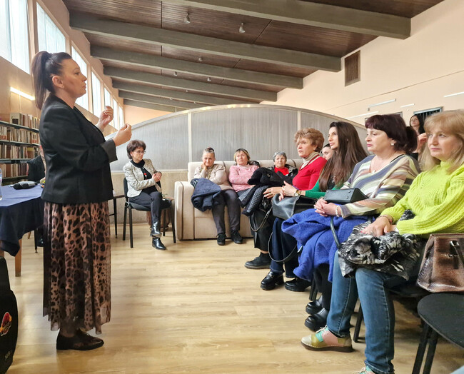 Мария Лалева представи в Самоков романа си „Пътища от огън“, определяйки го като "мъжки" 