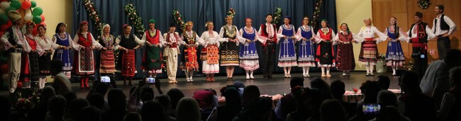 В Лион ще покажем Добруджански буенец и опас от Попина, следвани от шопска ръченица, каза пред БТА Георги Маринов от „Детелина“ в Дрезден