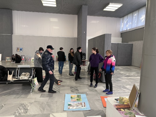 Търговищко училище отбелязва с изложба 55 години от основаването си