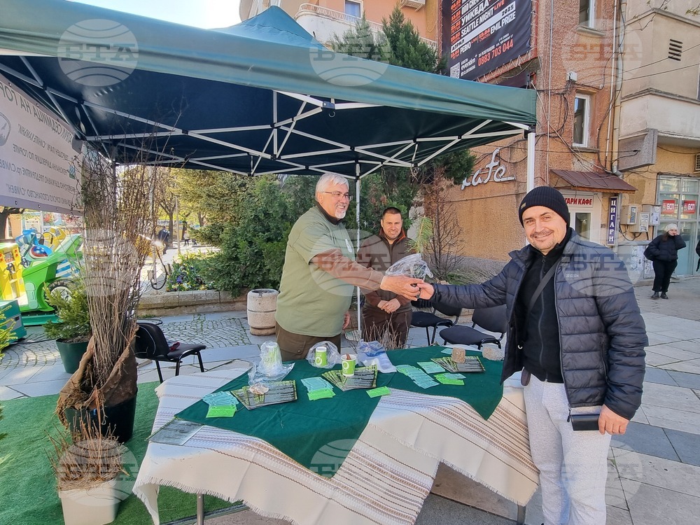 Горски служители раздават около 2500 фиданки в центъра на Сливен