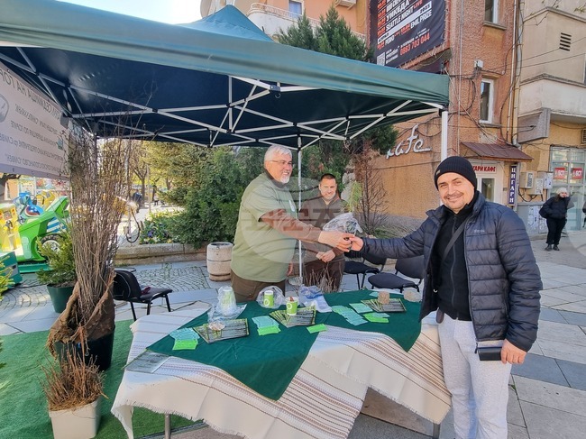 Горски служители раздават около 2500 фиданки в центъра на Сливен