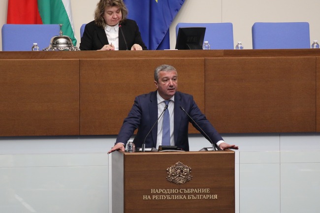 Драгомир Стойнев: Изслушванията в зала трябва да са след приемане на законите за деня