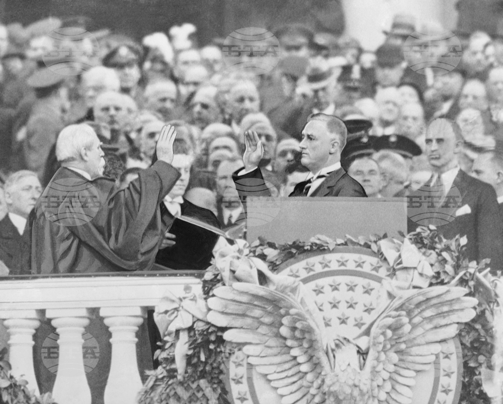 Франклин Делано Рузвелт умира на 12 април 1945 г., в негова памет България организира траурно събрание