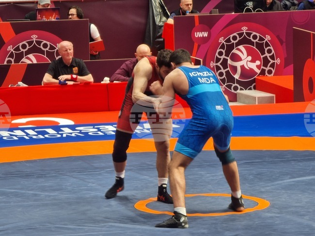 Ахмед Батаев ще се бори за бронзов медал на Европейското първенство в Братислава, дамите започнаха турнира с три загуби