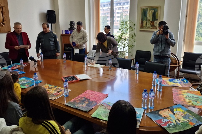 Наградиха победителите в общинското ниво на конкурса за детска рисунка „С очите си видях бедата“ в Монтана