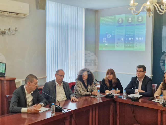 В България близо 20-25% от случаите на рак на маточната шийка се диагностицират в трети или четвърти стадий, каза проф. Илия Карагьозов