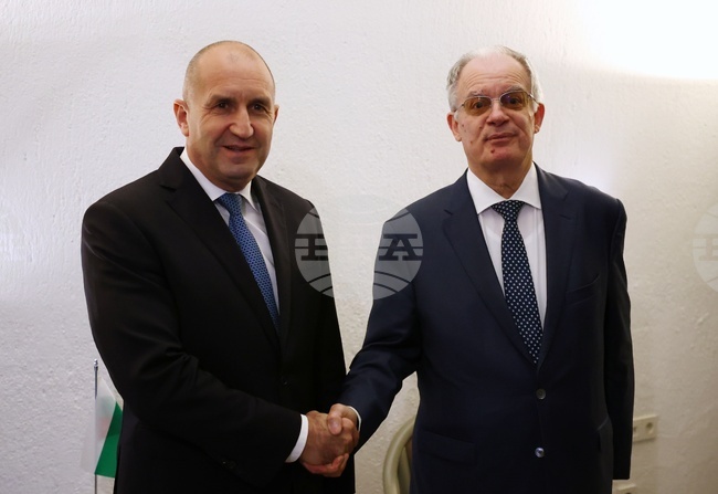 Presidents of Bulgaria, Greece Confer in Delphi