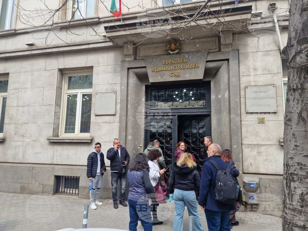 Природозащитници се събраха пред Върховния административен съд за запазване на биосферен резерват "Червената стена"