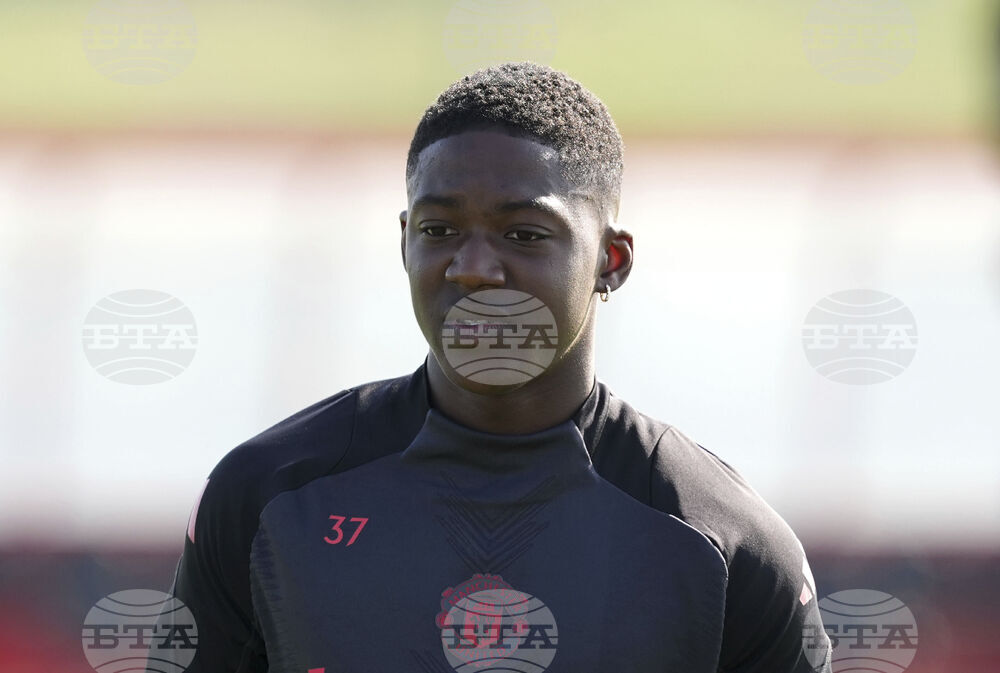 Мениджърът на Манчестър Юнайтед Рубен Аморим увери, че тениската, носена от брата на Коби Мейно, няма да навреди на футболиста