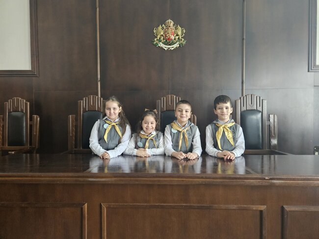 Окръжен съд – Добрич: Първокласници посетиха Районния съд в Добрич 