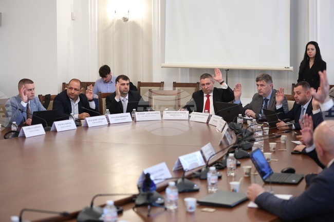 Три законопроекта за изменение и допълнение на Закона за пътищата бяха приети от ресорната парламентарна комисия на първо четене