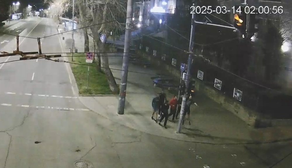 Младеж на 19 години е извършителят на кражбата на части от светофар в Бургас