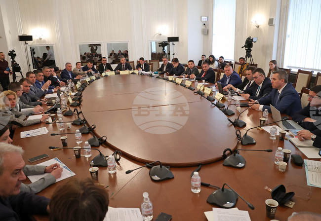 Парламентарната комисия по транспорт и съобщения подкрепи шест законопроекта, свързани с движението по пътищата