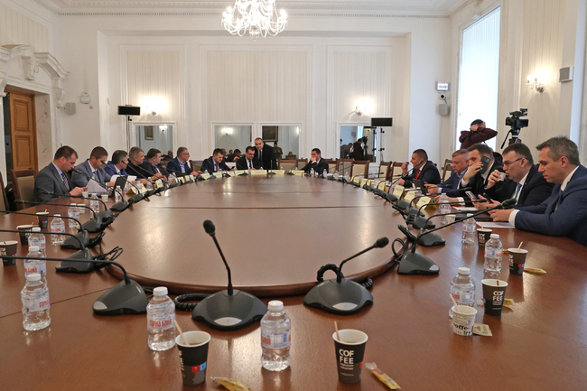 Транспортната комисия започна обединяването на пет проекта за промени на Закона за движението по пътищата и даде срок от 28 дни до второто четене