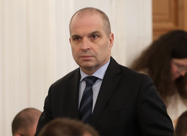 Възстановяване на стойността на билетите на правостоящи пътници със запазени места във влак София – Варна, разпореди Гроздан Караджов