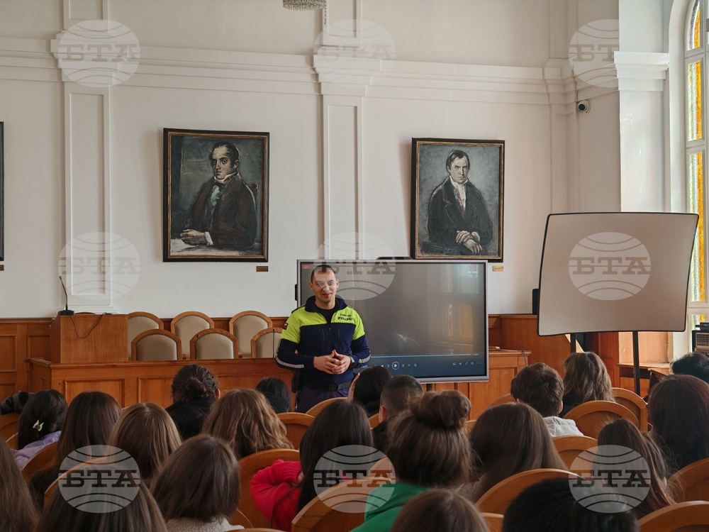 Пътни полицаи в Габрово беседваха с дванадесетокласници от Националната Априловска гимназия по повод предстоящите абитуриентски балове
