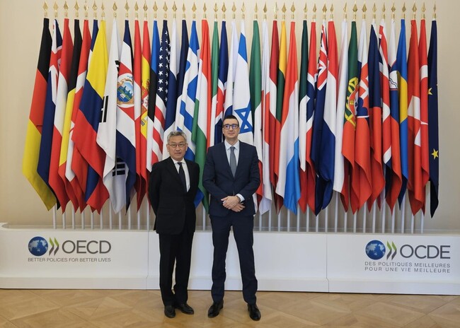 Economy Minister Confers with OECD Deputy Secretary-General Takeuchi 