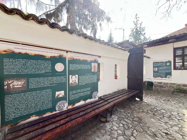 Постерна изложба, посветена на 149-годишнината от Априлското въстание, е подредена в Историческия музей в Стрелча