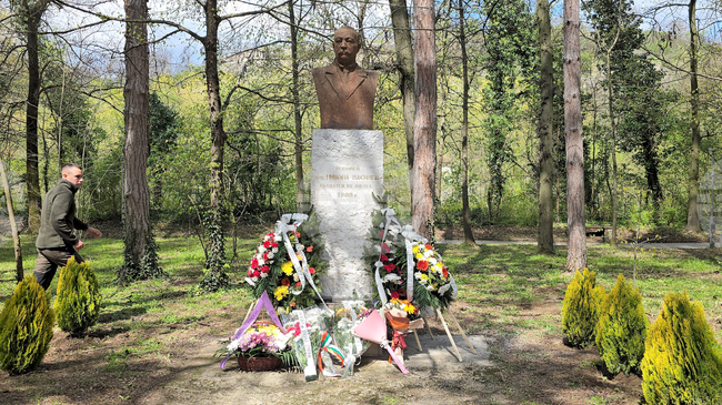 Със занимания по горска педагогика и поднасяне на венци и цветя пред паметника на инж. Никола Василев ще бъде отбелязана Седмицата на гората в Ловеч