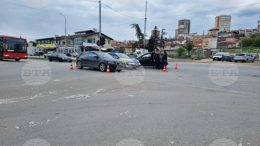 Катастрофа затруднява движението по основен булевард в Добрич