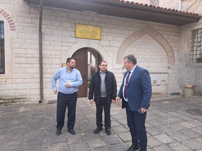 Община Шумен: Кметът проф. Христо Христов инспектира ремонтните дейности на площадното пространство пред Томбул джамия