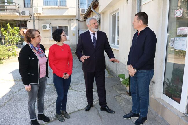 Драгомир Драганов: От ОДБХ започнаха засилени проверки преди Великденските празници. В обхвата на инспекциите са всички над 4000 търговски обекта в региона 