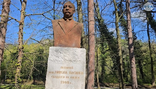 Паметна плоча "100 години Седмица на гората" бе открита в Ловеч от зам.-министъра на земеделието и храните инж. Стоян Тошев