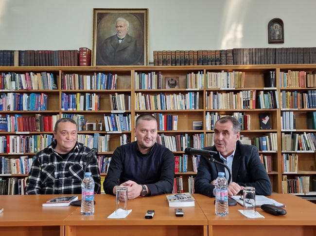 В близо двучасов разговор за Гунди и Трифон Иванов се превърна представянето на две биографични книги за тях във Велико Търново