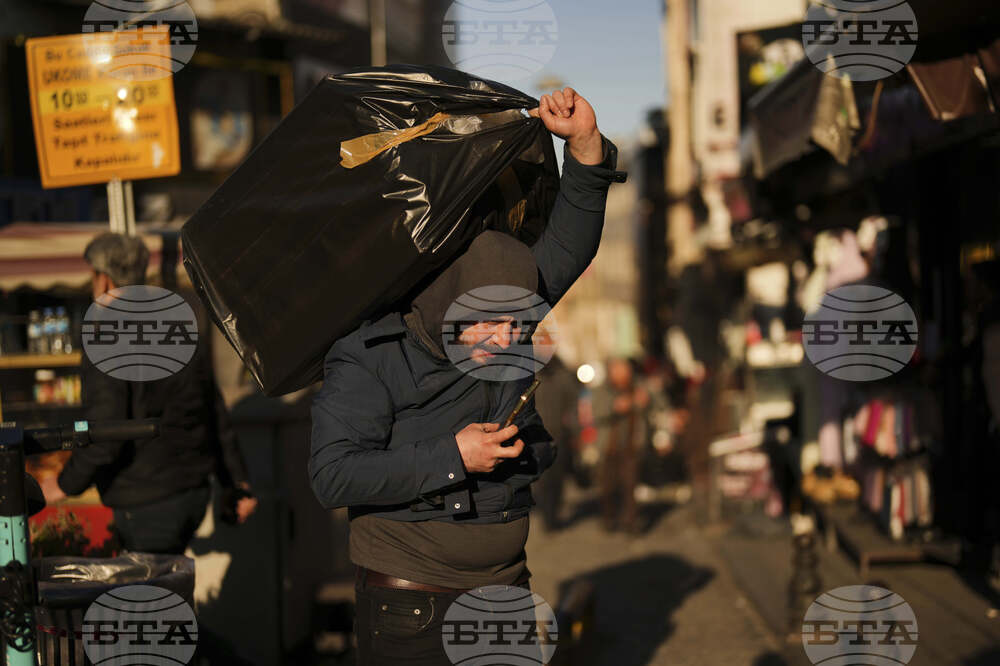 Турският министър на транспорта и представители на основните мобилни оператори обсъдиха проблемите в осигуряването на връзка при земетресението в Истанбул вчера