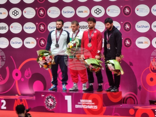 Старши треньорът на борбата свободен стил Валентин Ангелов: "Не мога да не съм доволен, след като имаме шампион"