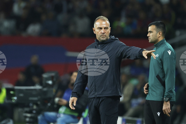 Старши треньорът на Барселона Ханзи Флик призовава играчите да запазят концентрацията си след убедителната победа срещу Борусия Дортмунд