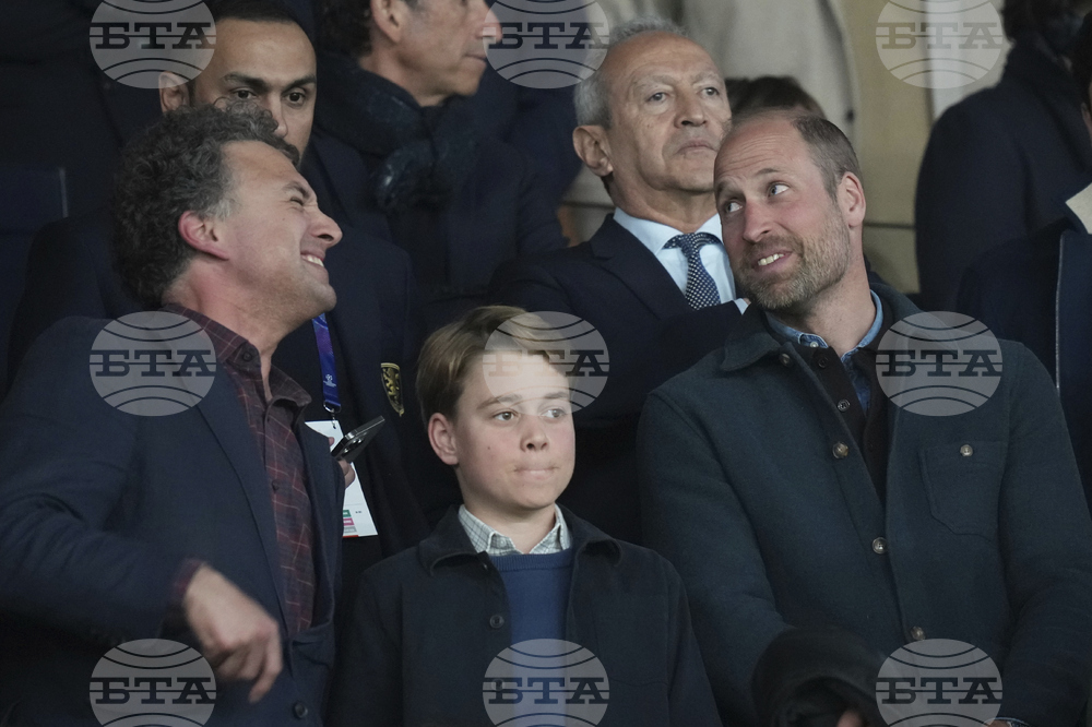 Принц Уилям присъства на стадиона в Париж, за да подкрепи Астън Вила срещу Пари Сен Жермен