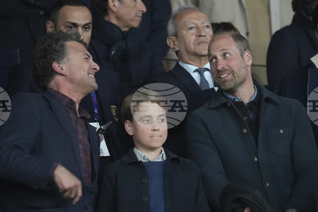 Принц Уилям присъства на стадиона в Париж, за да подкрепи Астън Вила срещу Пари Сен Жермен