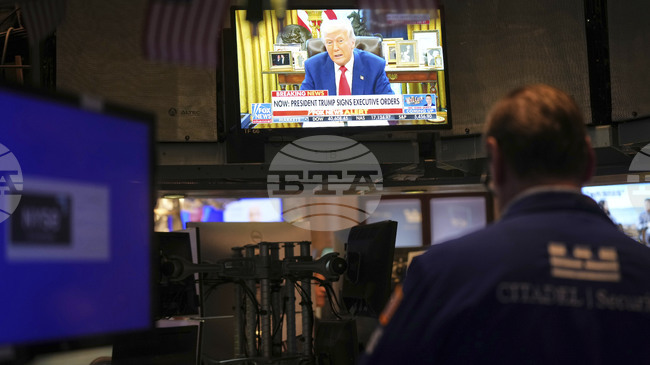 Индексите на Уолстрийт се понижават, акциите на банките поевтиняват след призивите на Тръмп за ограничаване на лихвите по кредитни карти