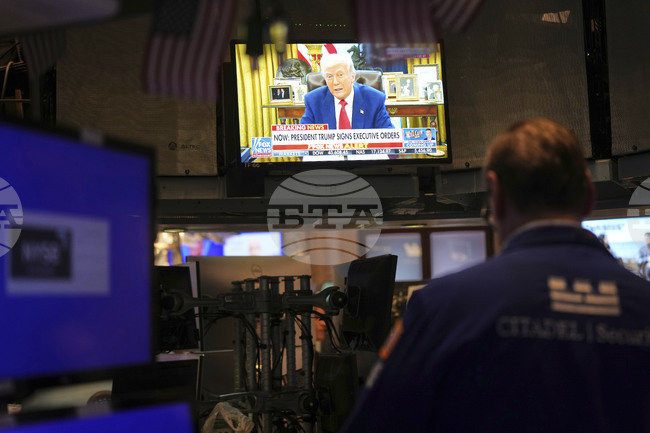 Индексите на Уолстрийт се понижават, акциите на банките поевтиняват след призивите на Тръмп за ограничаване на лихвите по кредитни карти