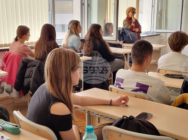 АИКБ подкрепя предложените от МОН реформи в учебните планове в гимназиална степен за повече часове по основните общообразователни предмети