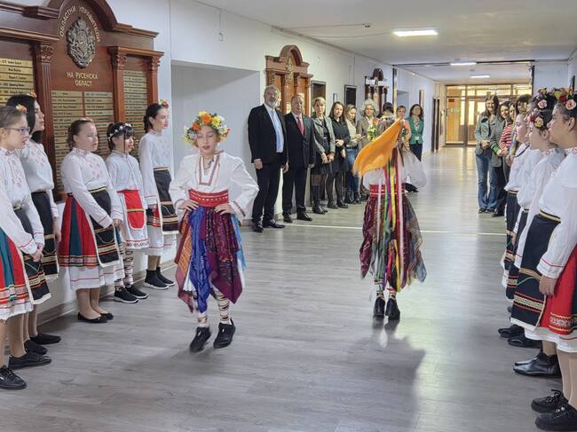 Областна администрация Русе: Малки лазарки от Мартен гостуваха в Русенската Областна администрация 