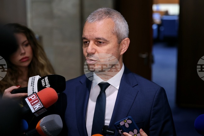 Не бих се изненадал да получа обвинение заради политическа позиция относно Конституционния съд, коментира лидерът на "Възраждане"