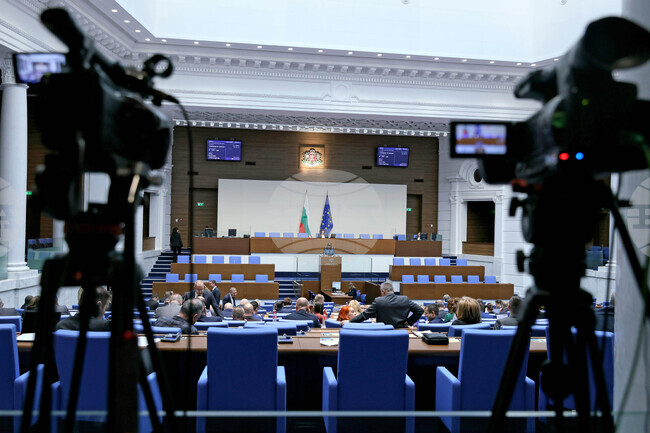 Народното събрание прие на първо четене законопроекти за промени в Семейния кодекс, свързани със споделеното родителство 