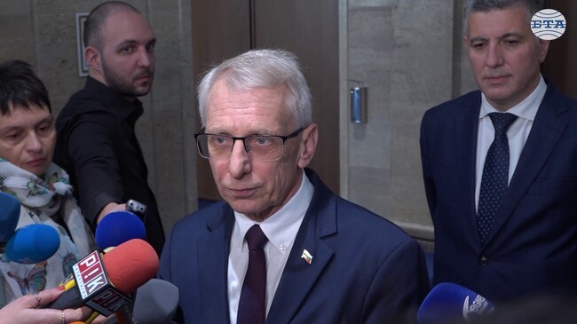 ПП-ДБ не участва във вотовете на недоверие, за да покаже, че твърдо подкрепя кандидатурата на България за еврозоната, заяви Николай Денков